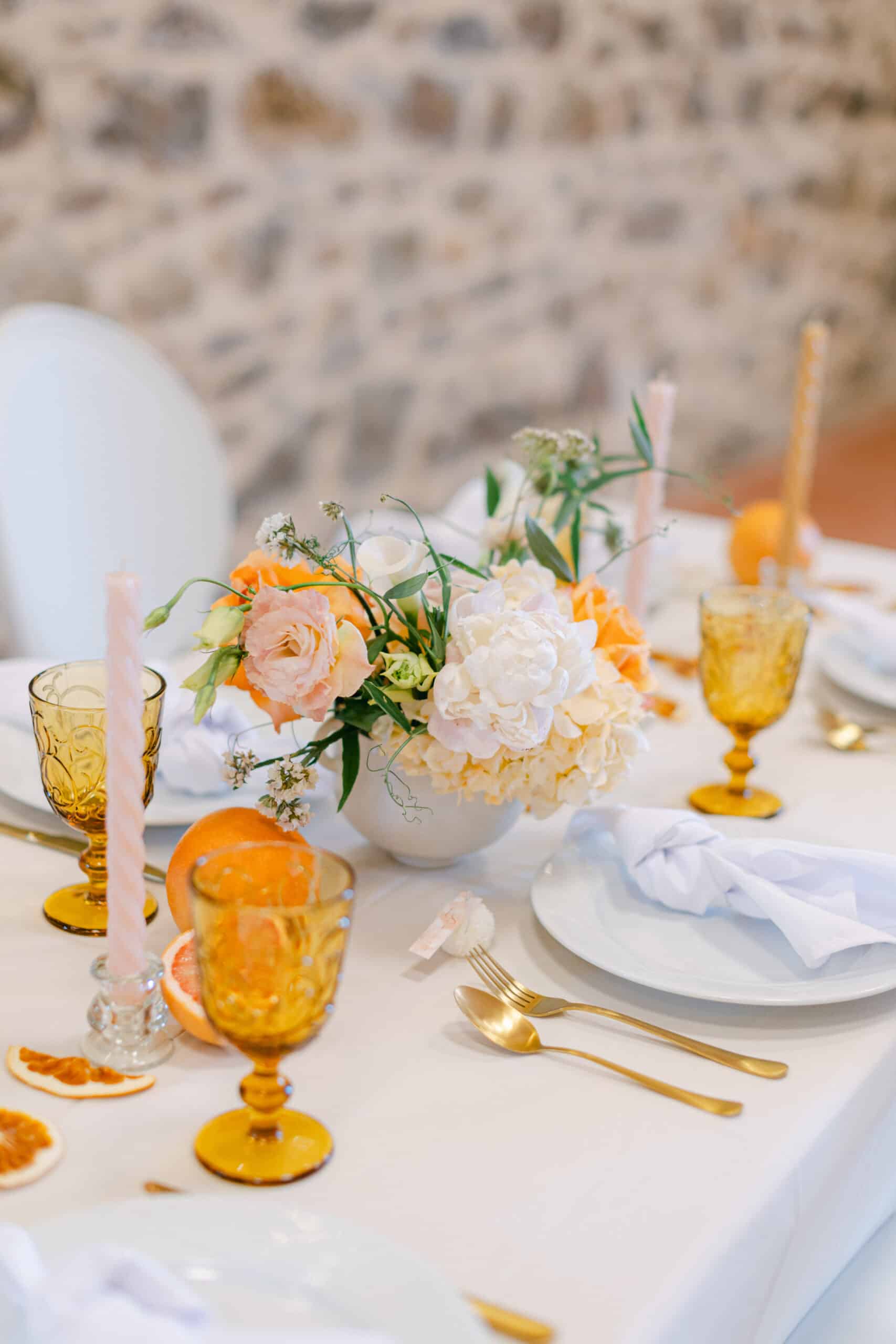 Inspiration table de mariage orange et blanc