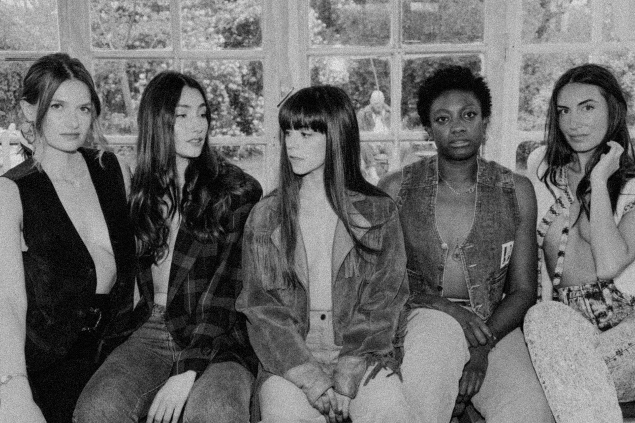 Shooting groupe de femmes brunes années 70